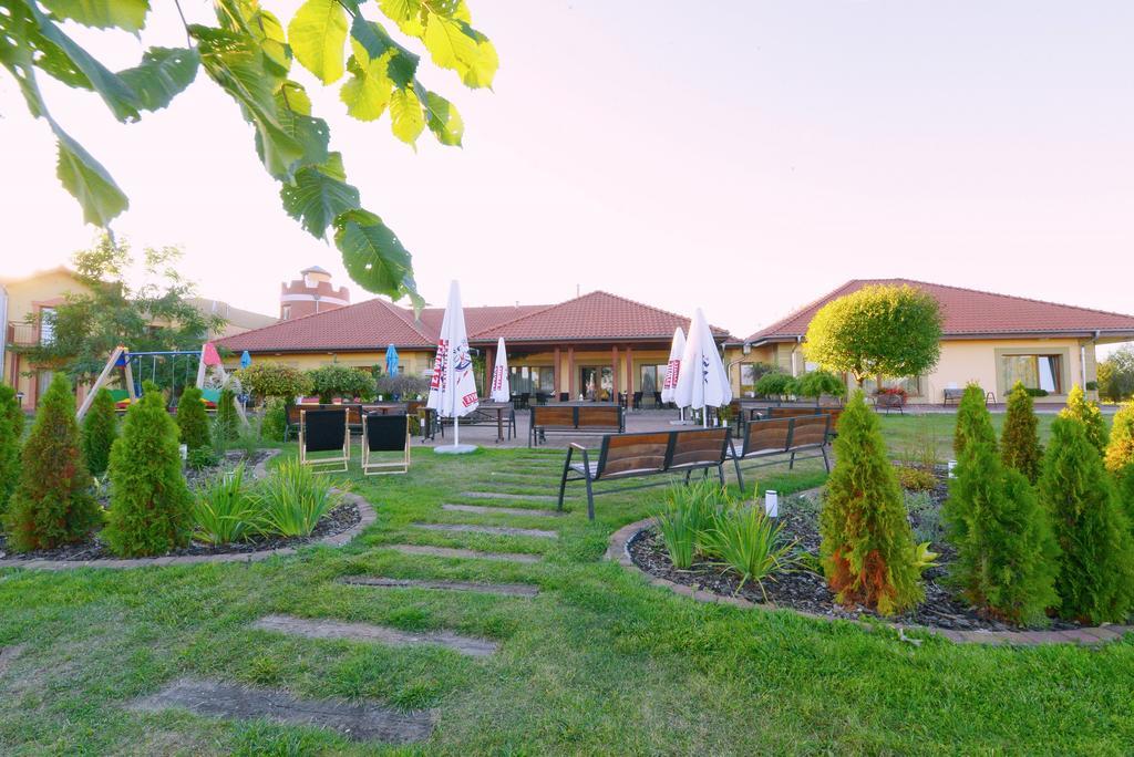 Hotel Daglezja Nad Jeziorem Kornickim Kórnik Exterior foto