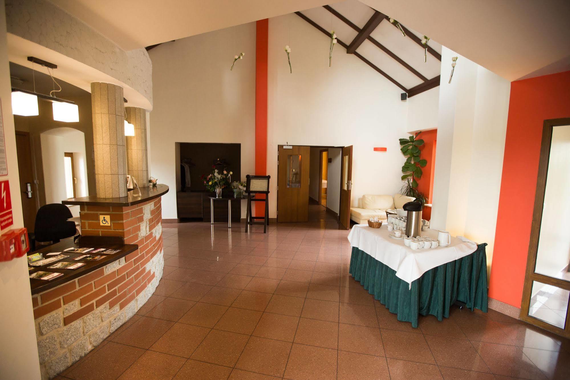 Hotel Daglezja Nad Jeziorem Kornickim Kórnik Exterior foto